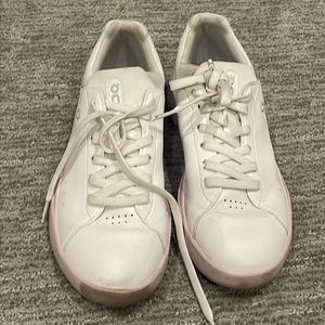 On Roger Federer Women’s court shoes size 9